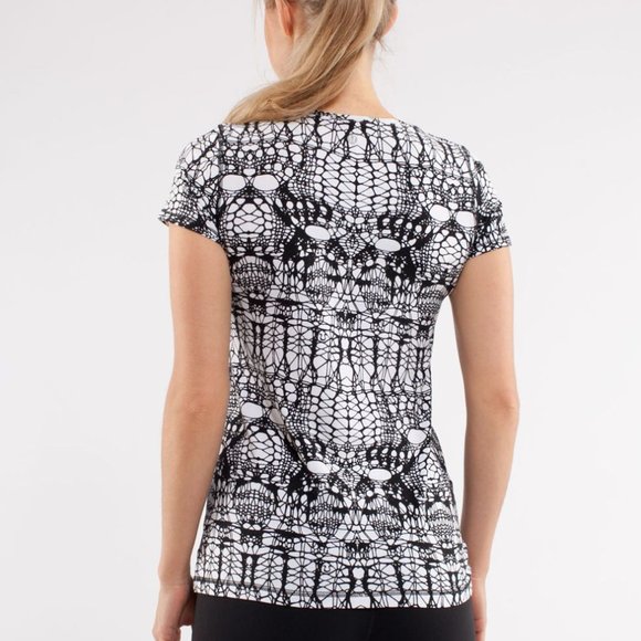 LULULEMON Lively Crewneck T-SHIRT Vitasea Black GLACIER Lace Pattern! Size 4! - Picture 2 of 7